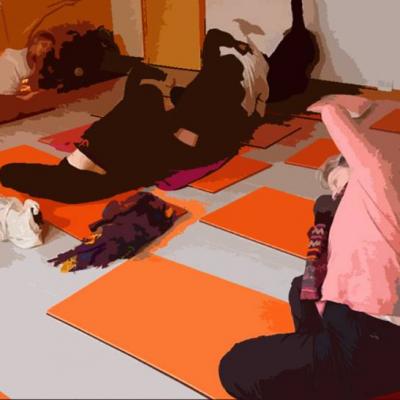 Clase grupal de Yoga Integral