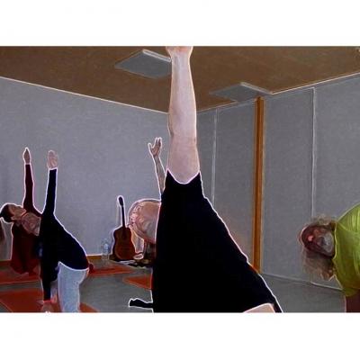 Clase grupal de Yoga Integral