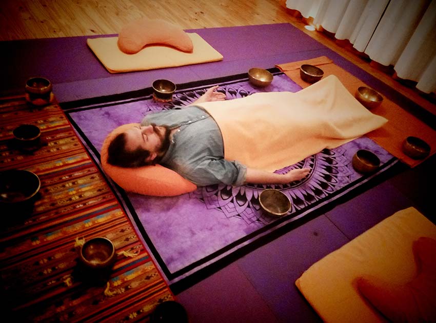 Masaje con cuencos, centro de yoga Samadhi